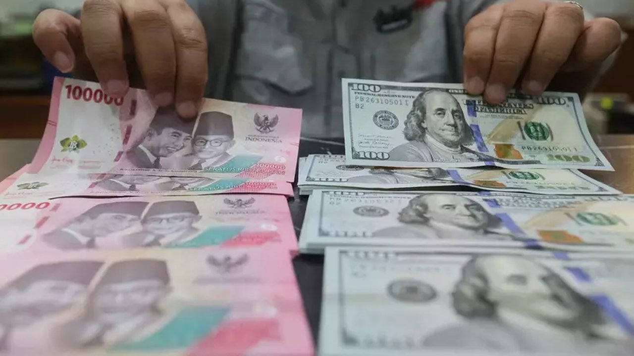 Rupiah Tertekan, Turun 37 Poin ke Rp17.888 Seiring Penguatan Dolar