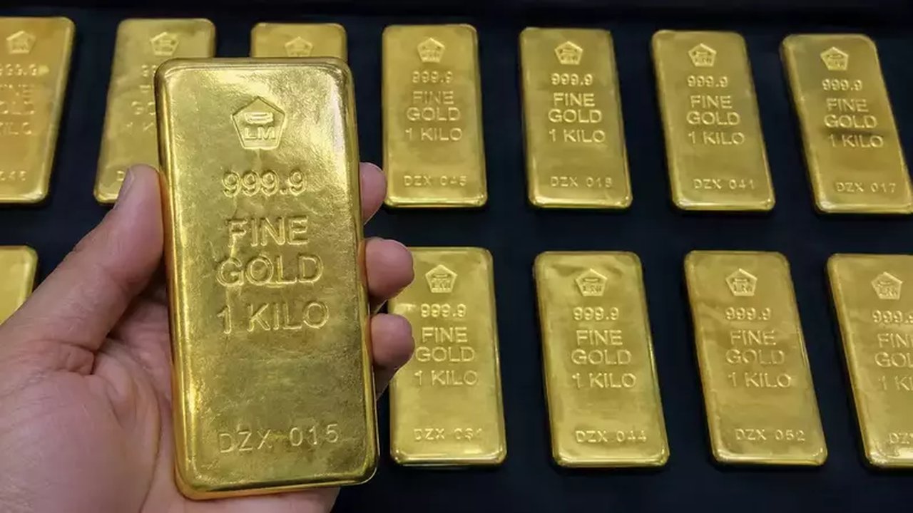 Harga Emas Turun Tajam, Dekat Catat Empat Bulan Minus