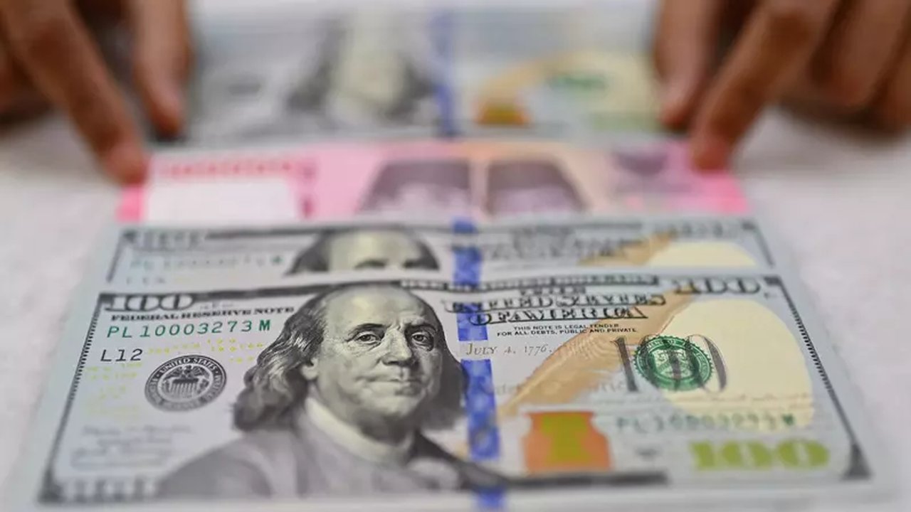 Rupiah Tergelincir ke Rp17.900, Penyebab dan Proyeksi Analis