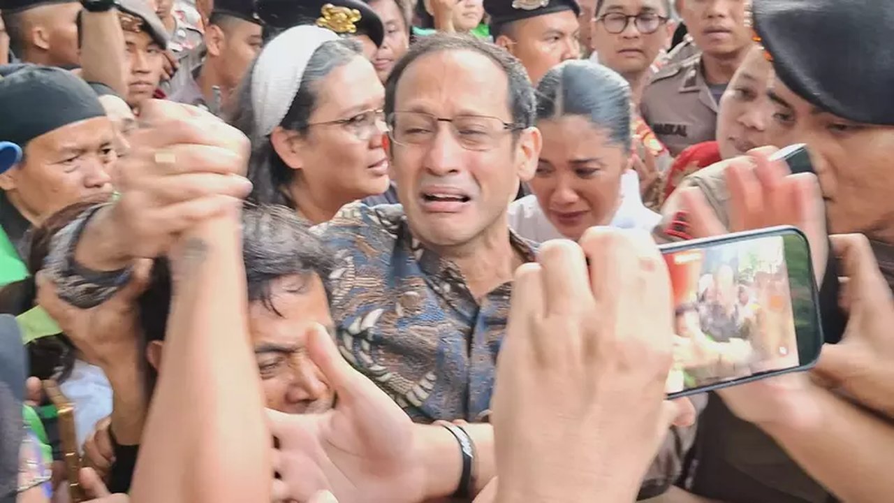Nadiem Divonis 10 Tahun, Pendukung Berkumpul Serukan “Kita Lawan”